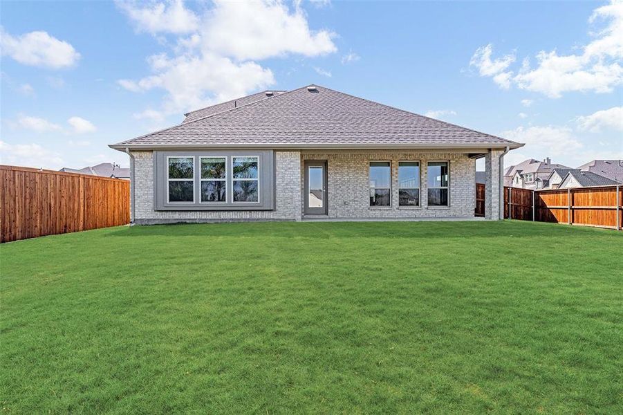 Exterior details and patio area of a home in Liberty, Melissa (Image 4).