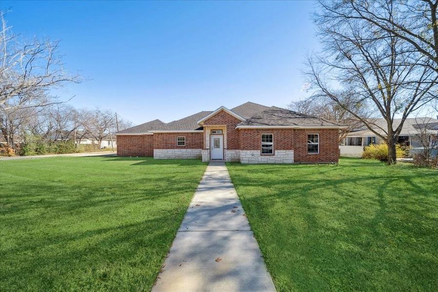 Ranch-style house featuring a front yard