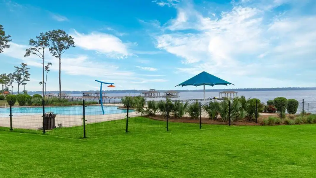 Community amenities in Bridges on Lake Houston Villas, Houston (Image 4).