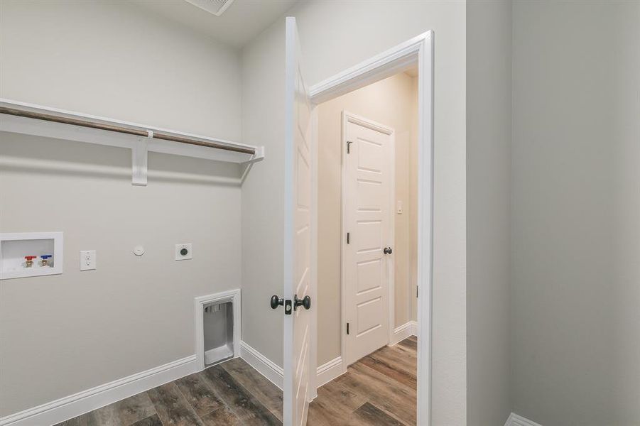 Spacious, unfurnished interior of a new home in , Alvarado (Image 30).