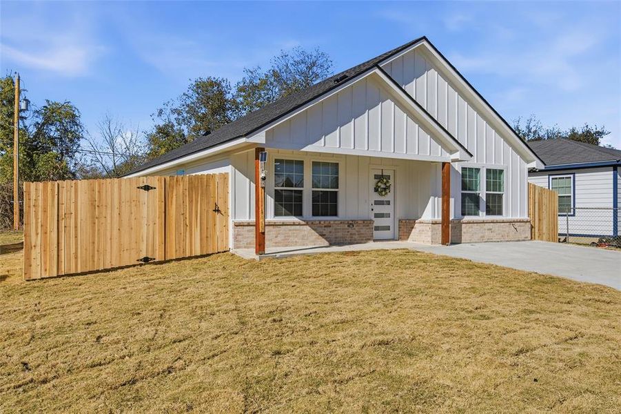 Exterior details and patio area of a home in , Waco (Image 16).