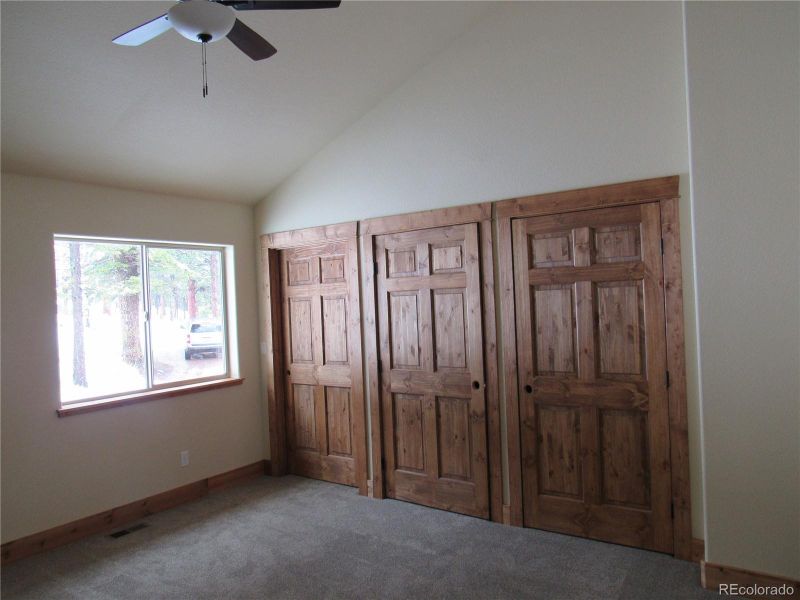 Bedroom with walkin closet