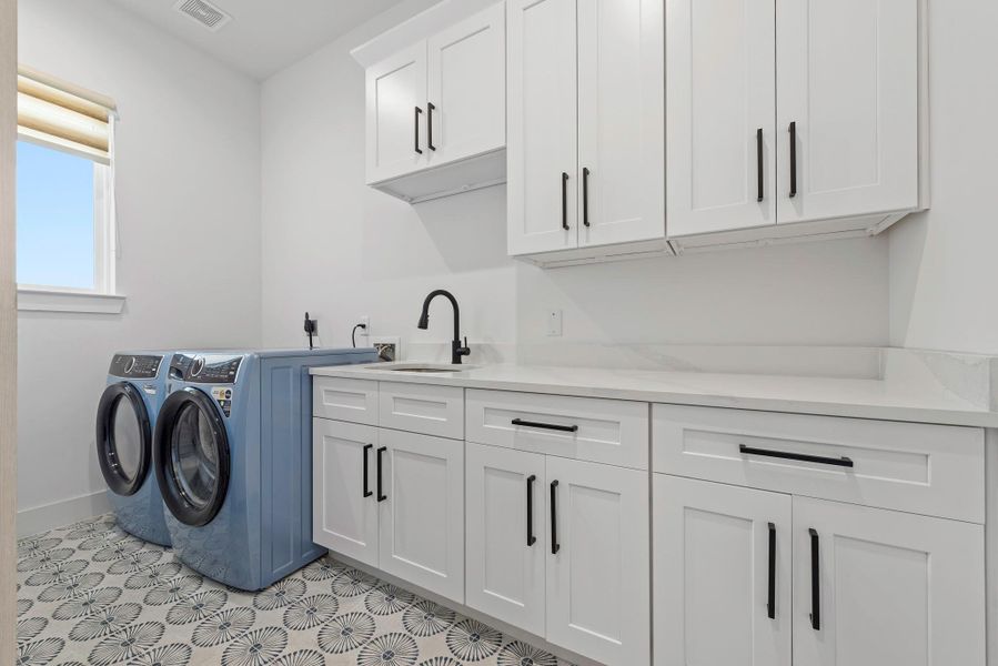 Spacious laundry room with plenty od storage Spacious laundry room with plenty od storage