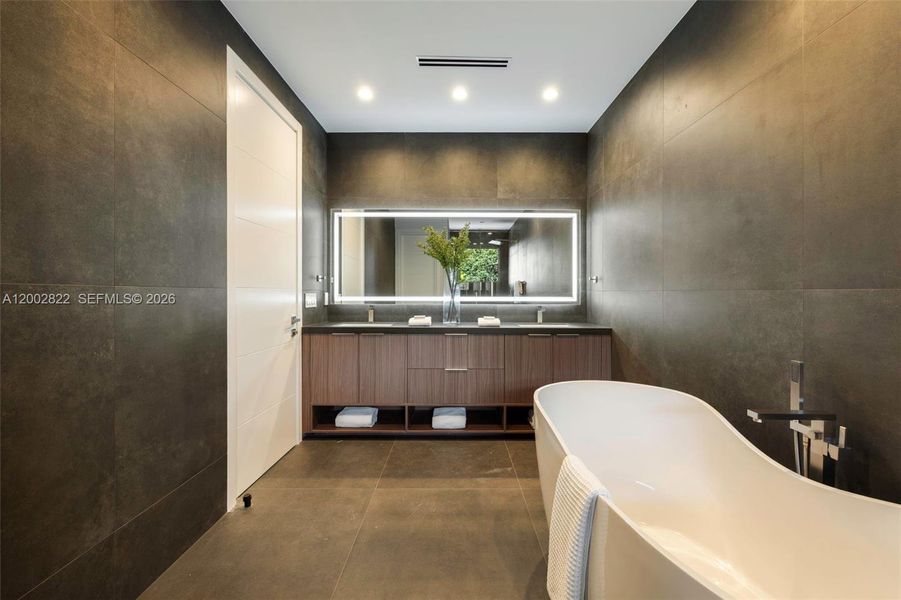 Furnished interior view inside a new home in , Fort Lauderdale (Image 13).