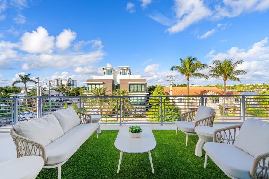 mls_CLUBROOM_BALCONY_STRAIGHT_2_DT