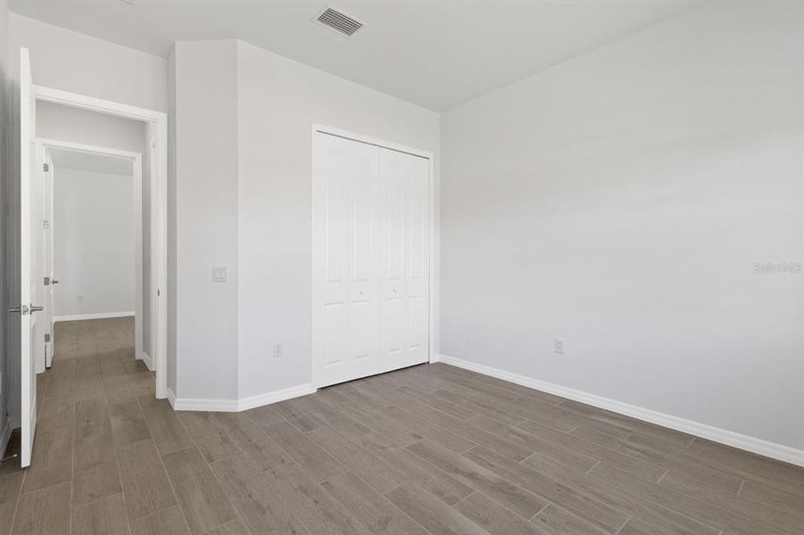 Spacious, unfurnished interior of a new home in Sandy Key, Fort Myers (Image 22).