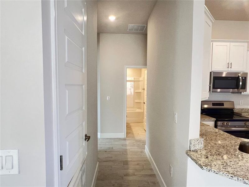 Spacious, unfurnished interior of a new home in , Dade City (Image 15).