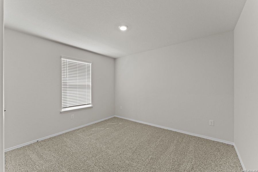 Spacious, unfurnished interior of a new home in Laurel Vistas, San Antonio (Image 15).