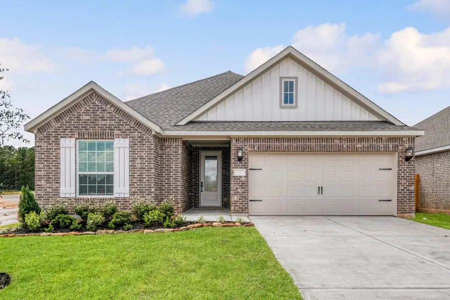 Front exterior of a new home in Sweetwater Ridge, Conroe, TX, highlighting curb appeal (Image 1).