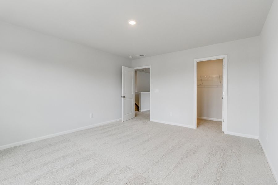 Spacious, unfurnished interior of a new home in Bluefield, Lexington (Image 37).