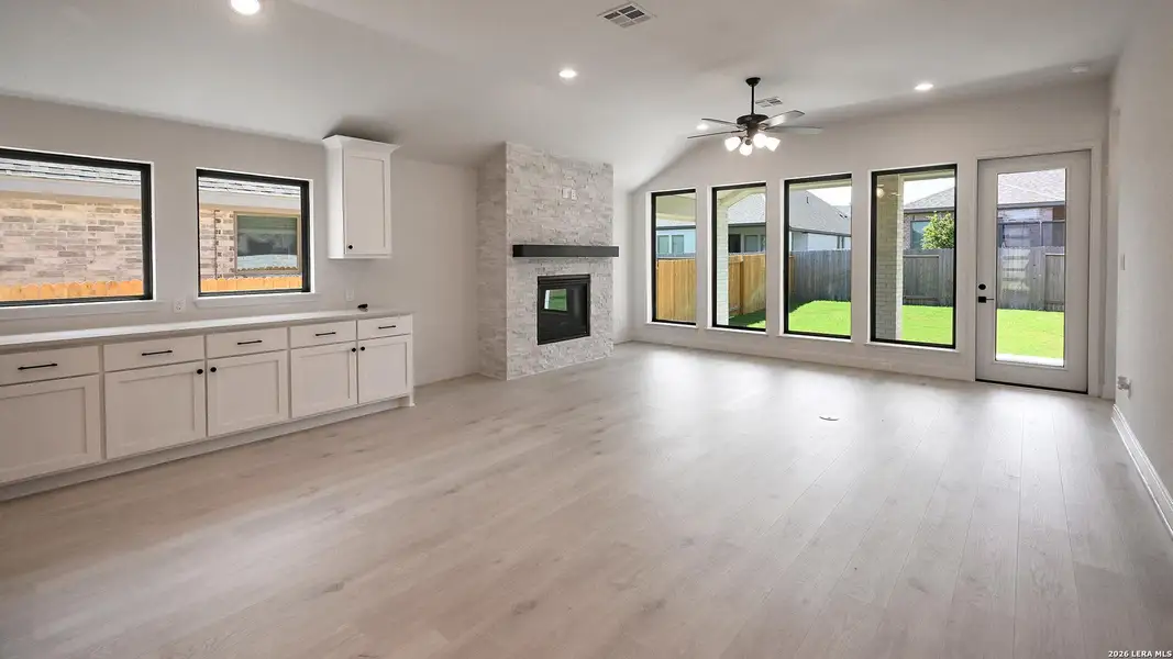 Spacious, unfurnished interior of a new home in Meadows of Mill Creek, Seguin (Image 20).