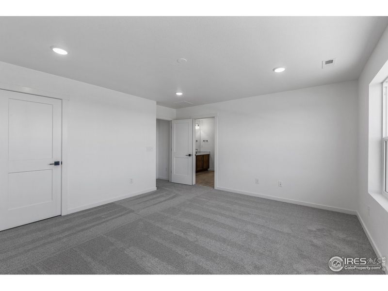 Spacious, unfurnished interior of a new home in Granary, Johnstown (Image 15).