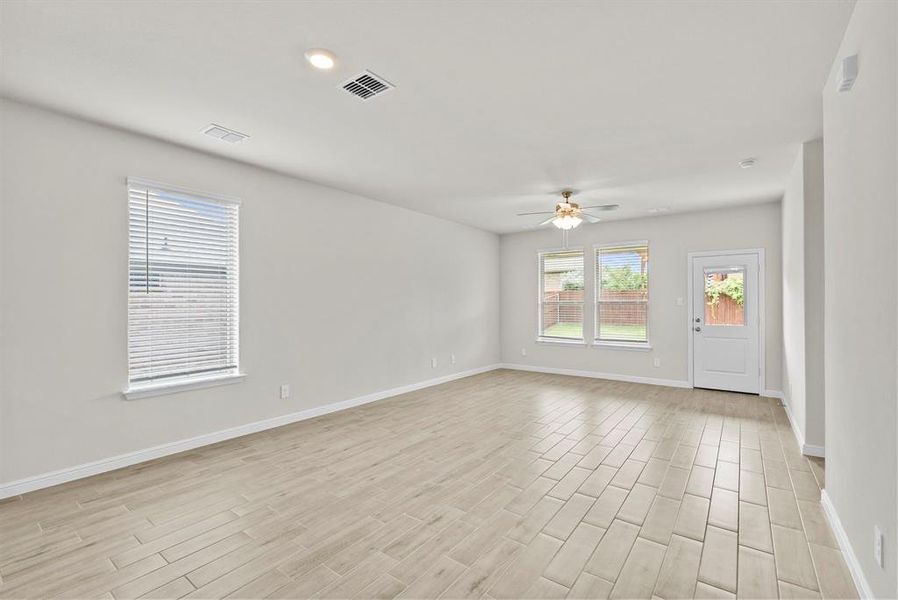 Spacious, unfurnished interior of a new home in Saratoga, Granbury (Image 13).