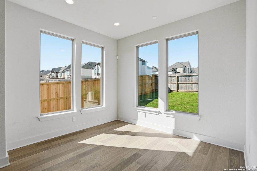 Spacious, unfurnished interior of a new home in Kinder Ranch 70's, San Antonio (Image 50).