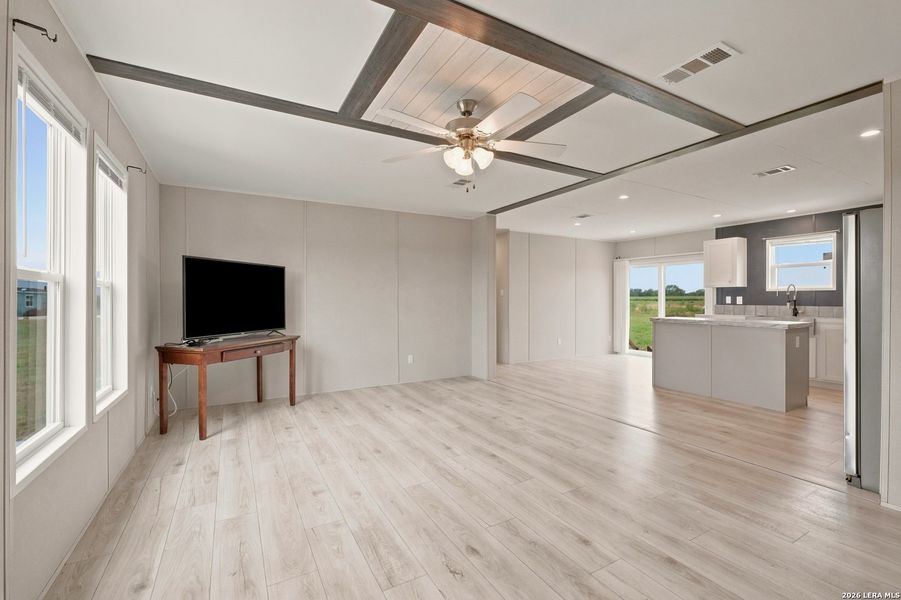 Spacious, unfurnished interior of a new home in , Hondo (Image 13).