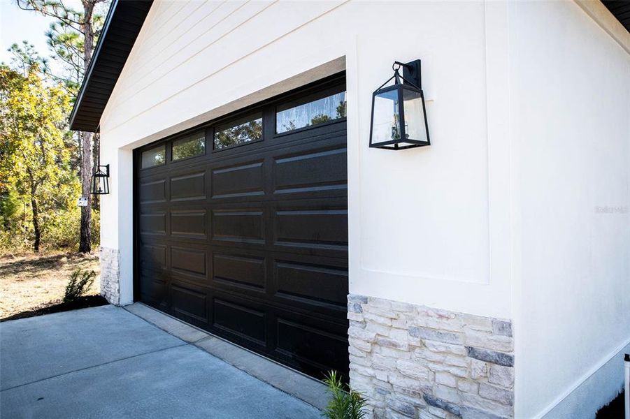 Exterior details and patio area of a home in , Weeki Wachee (Image 26).
