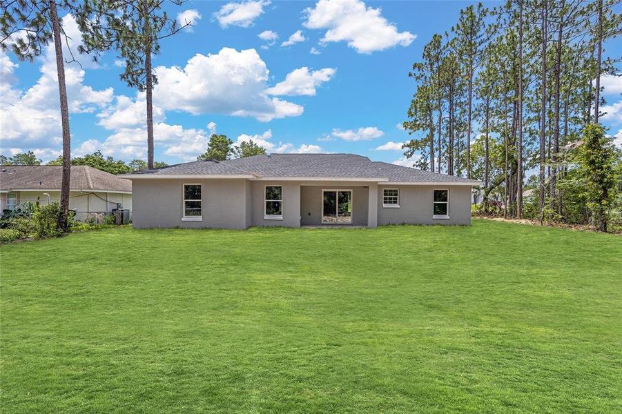 Exterior details and patio area of a home in , Dunnellon (Image 9).