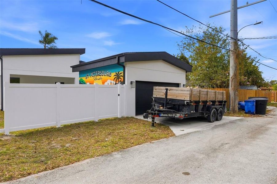 Exterior details and patio area of a home in , St. Petersburg (Image 28).