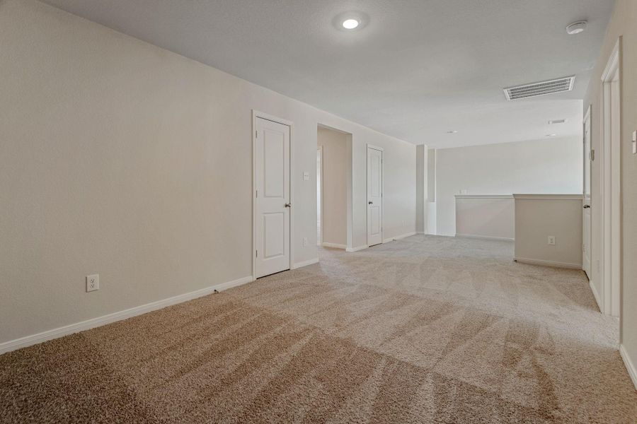 Spacious, unfurnished interior of a new home in Sweetwater Ridge, Conroe (Image 20).