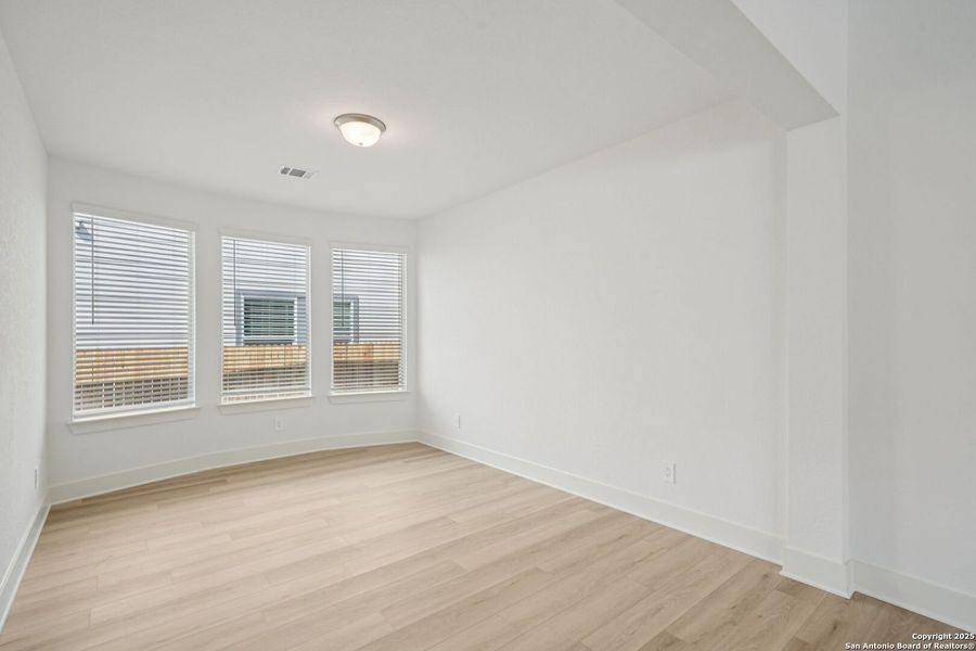 Spacious, unfurnished interior of a new home in Estancia Ranch - Premier Series, San Antonio (Image 20).