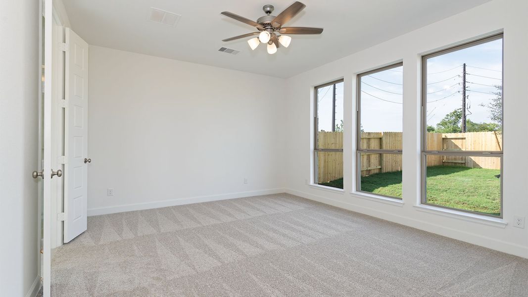 Spacious, unfurnished interior of a new home in Lakes of Cane Island, Katy (Image 10).
