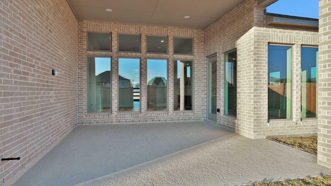 Exterior details and patio area of a home in Valencia, Manvel (Image 15).