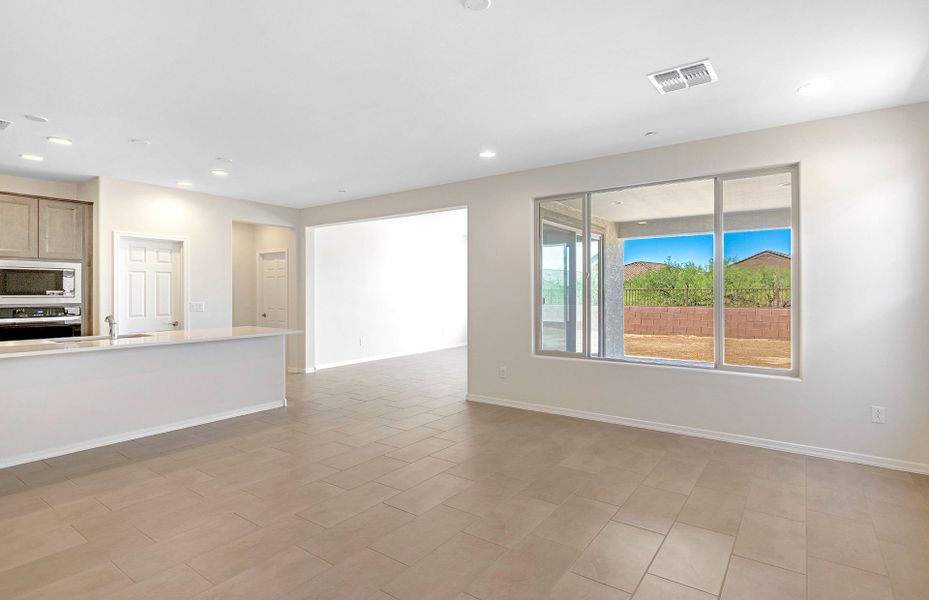 Spacious, unfurnished interior of a new home in Vistoso Canyon Estates, Oro Valley (Image 21).