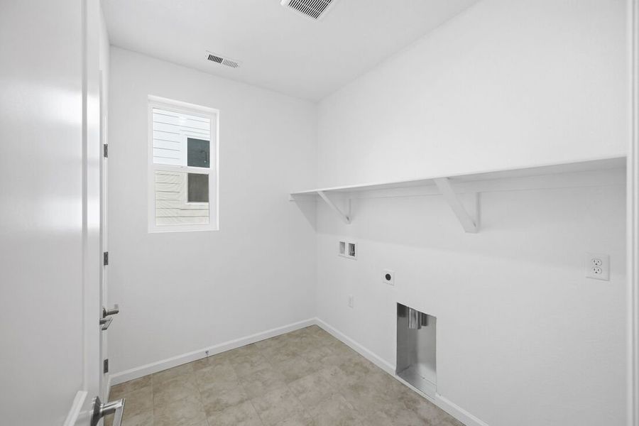 Spacious, unfurnished interior of a new home in Trailstone, Arvada (Image 25).