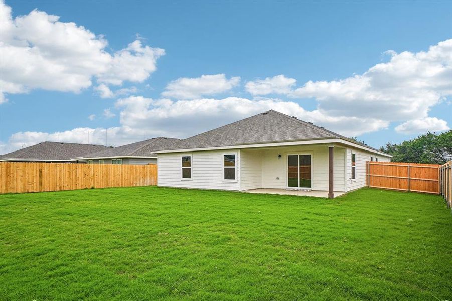 Exterior details and patio area of a home in Middlefield Village, Dallas (Image 3).