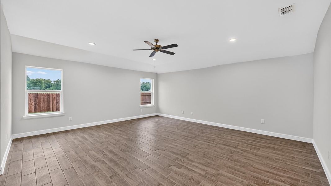 Spacious, unfurnished interior of a new home in Sandstone Estates, Granbury (Image 13).