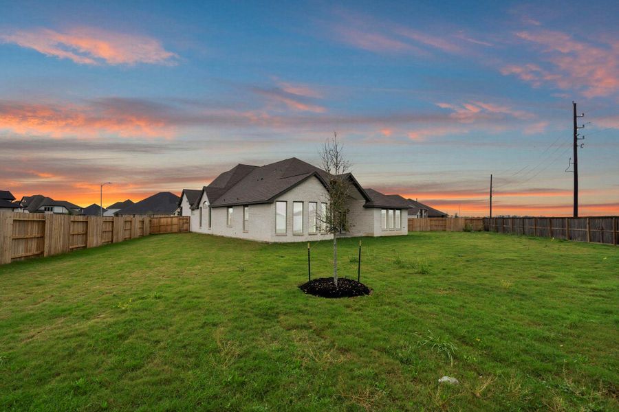 Exterior details and patio area of a home in Valencia, Manvel (Image 4).