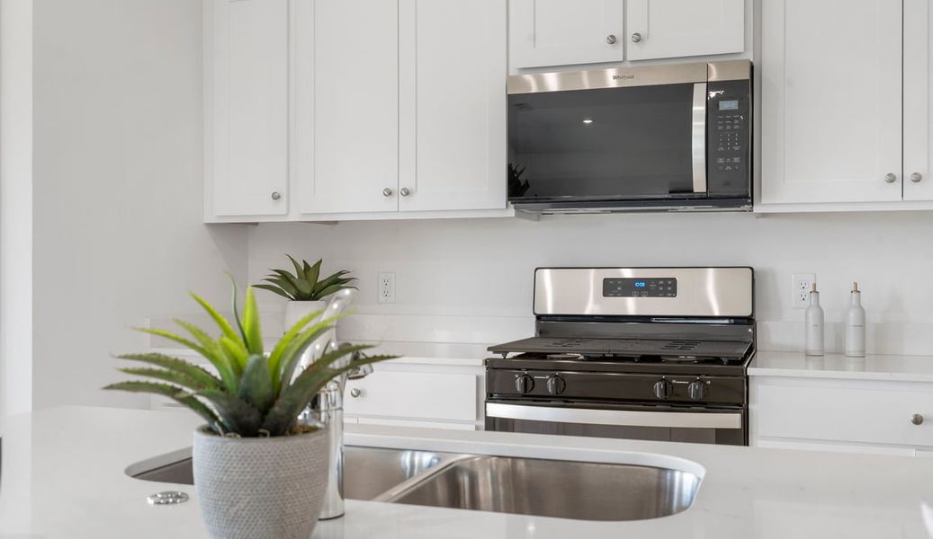 Representative interior finishes for a home built from the Huntsville by D.R. Horton in The Islands, Beech Island (Image 20).