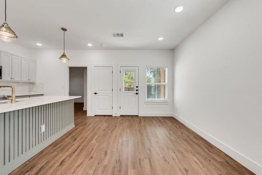 Spacious, unfurnished interior of a new home in , Bonham (Image 14).