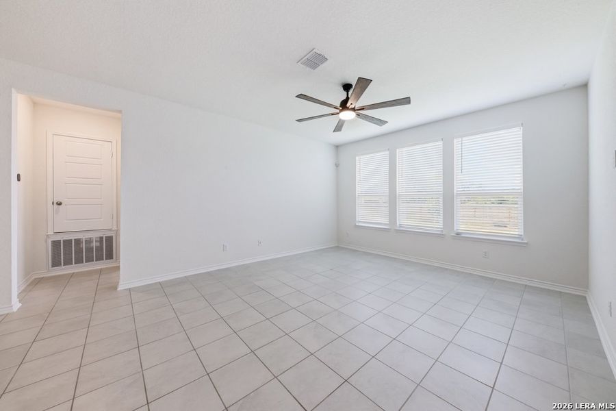 Spacious, unfurnished interior of a new home in Briarwood Oaks, San Antonio (Image 33).