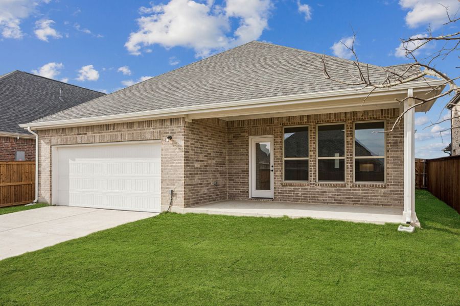 Exterior details and patio area of a home in Dove Hollow, Waxahachie (Image 4).