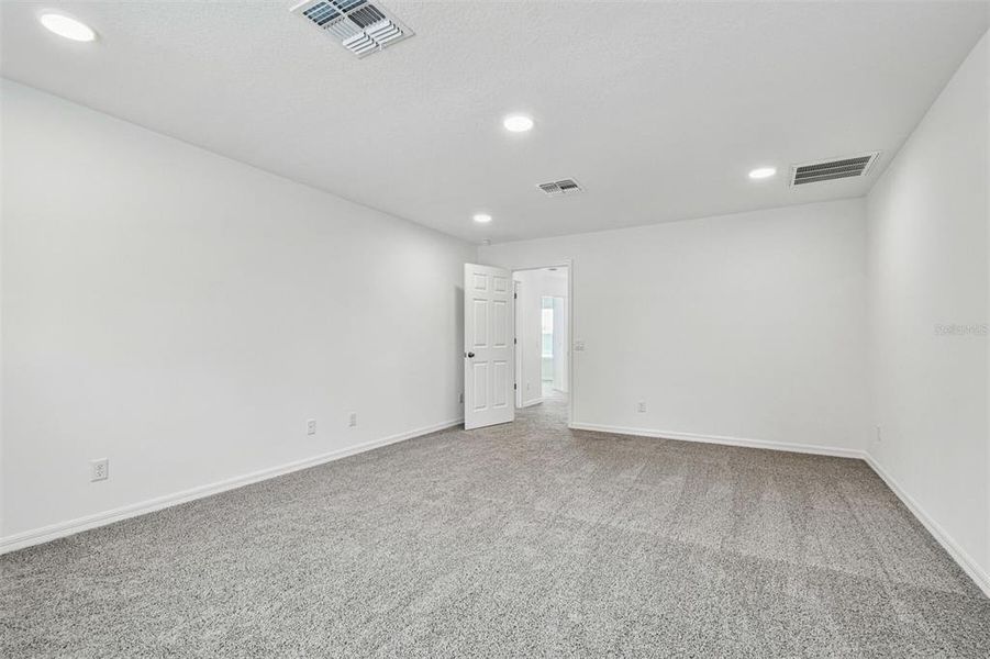Spacious, unfurnished interior of a new home in Meadow Oaks, Hudson (Image 19).