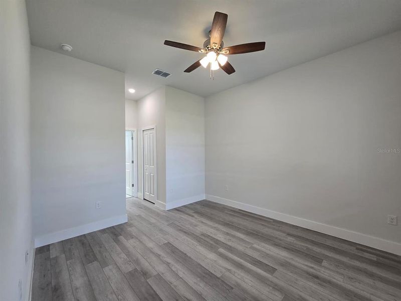 Spacious, unfurnished interior of a new home in , Port Charlotte (Image 26).
