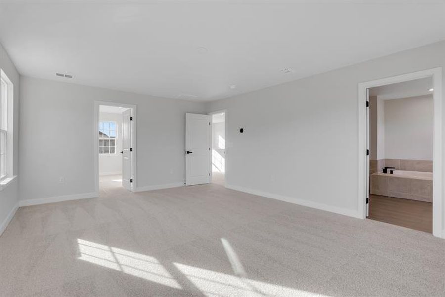 Spacious, unfurnished interior of a new home in Edinburgh, Locust Grove (Image 20).
