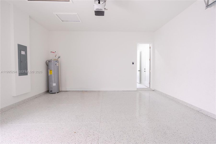 Spacious, unfurnished interior of a new home in , Cape Coral (Image 31).