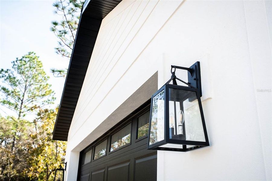 Exterior details and patio area of a home in , Weeki Wachee (Image 4).