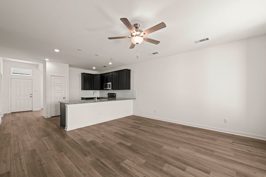 Spacious, unfurnished interior of a new home in Eagles Landing, Waco (Image 13).