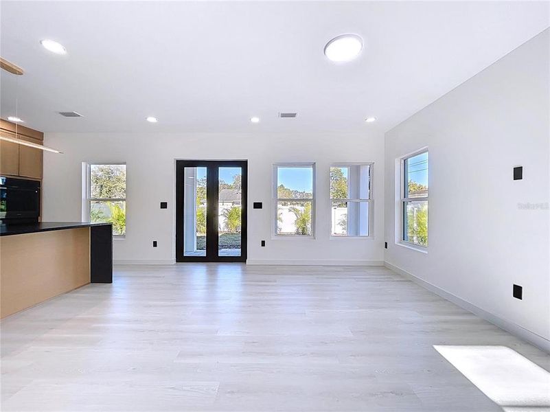 Spacious, unfurnished interior of a new home in , St. Petersburg (Image 60).