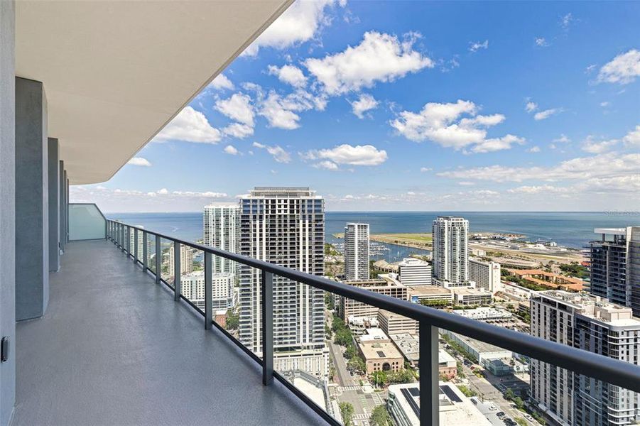Condo located in St. Petersburg, FL showcasing its design and architecture (Image 38).
