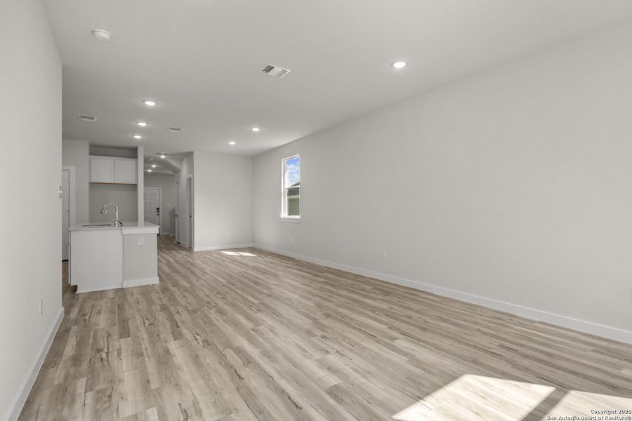 Spacious, unfurnished interior of a new home in Rosemont Hill, San Antonio (Image 27).
