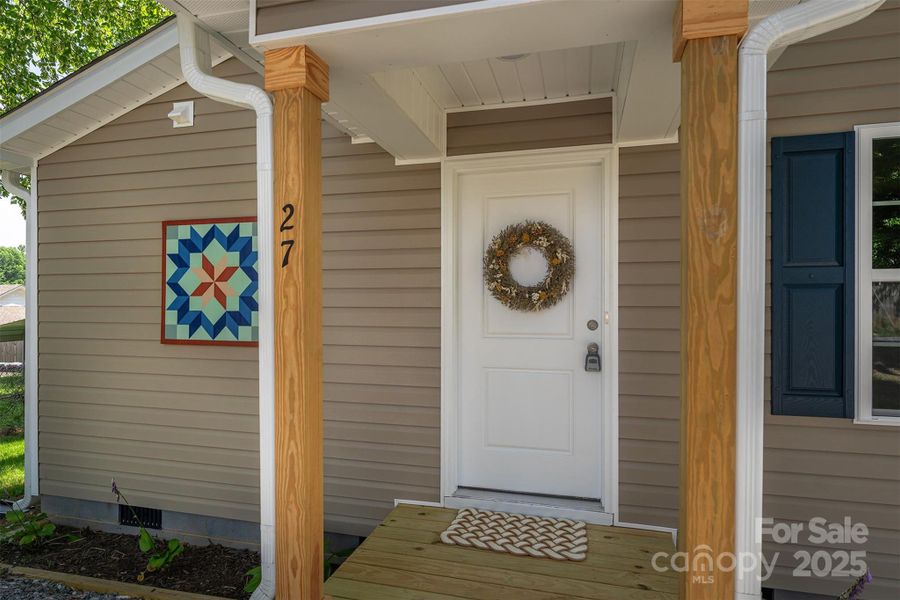 Exterior details and patio area of a home in , Marion (Image 3).
