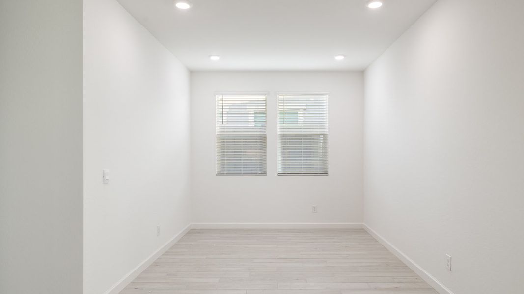 Spacious, unfurnished interior of a new home in Aloravita, Peoria (Image 14).