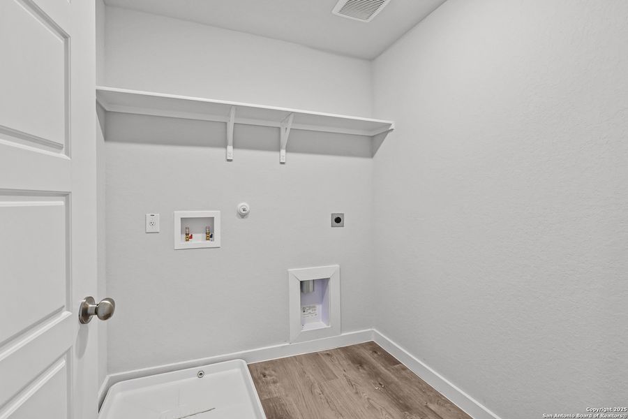 Spacious, unfurnished interior of a new home in Senna, Leon Valley (Image 20).