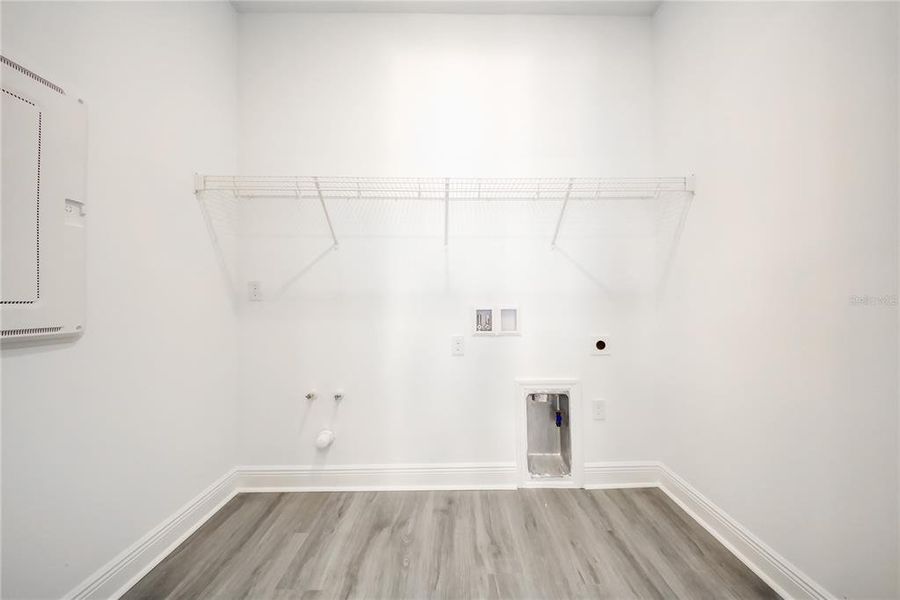 Spacious, unfurnished interior of a new home in Bungalow Walk at Lakewood Ranch, Sarasota (Image 17).