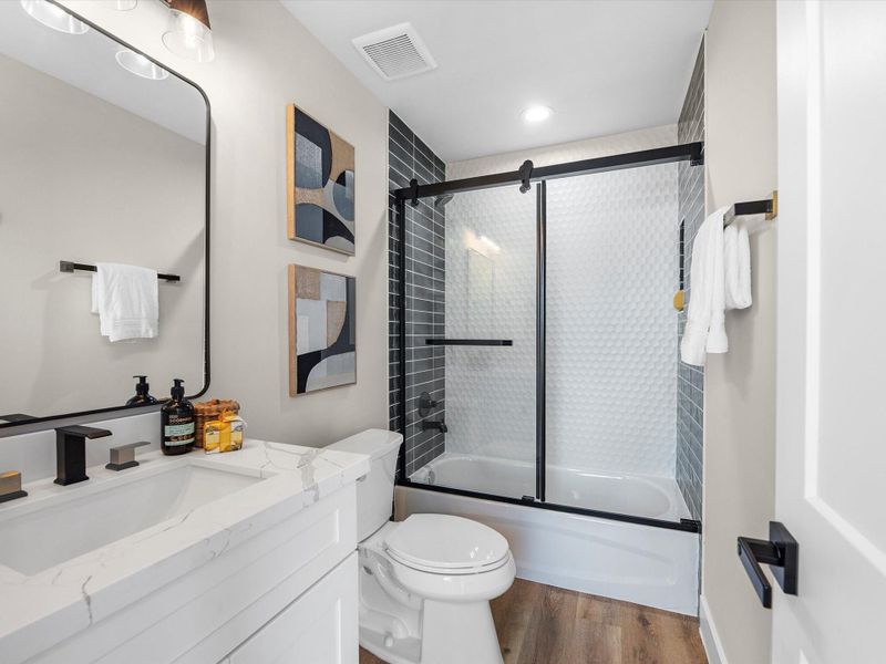 Secondary bathroom on the 2nd floor full of upgrades showing casing the latestfinishes. Secondary bathroom on the 2nd floor full of upgrades showing casing the latestfinishes.