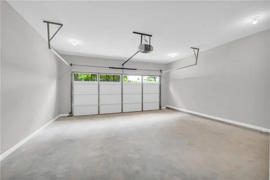 Spacious, unfurnished interior of a new home in , Franklin Springs (Image 24).